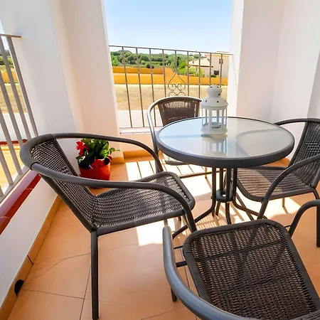 Con Piscina Compartida Y Terraza Privada Апартаменты