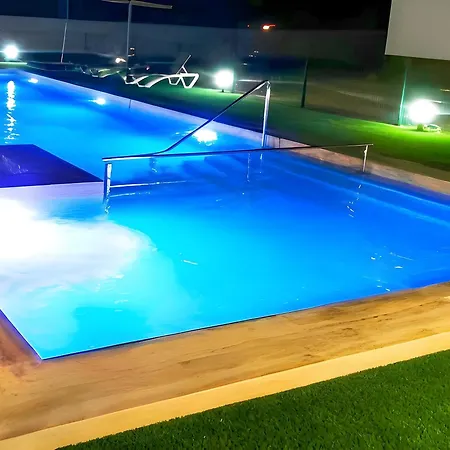 Con Piscina Compartida Y Terraza Privada Апартаменты